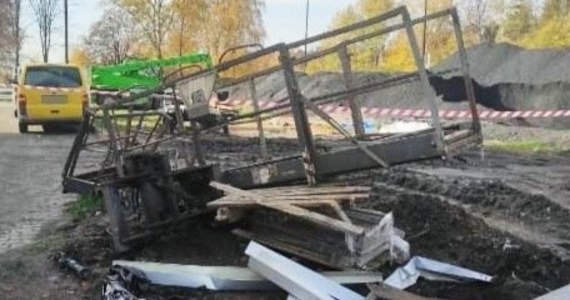 Do tragicznego wypadku doszło podczas prac dekarskich rano w Bodaczowie (Lubelskie). Wynajęci pracownicy firmy, której zostało zlecona usługa wykorzystywali dźwig z podnośnikiem koszowym. W pewnym momencie kosz spadł z pracownikami z wysokości około 15 metrów. Jeden z mężczyzn, 59-letni obywatel Ukrainy zginął na miejscu. Jego kolega 48-latek, również z Ukrainy został przetransportowany do szpitala. Operator dźwigu 46-latek był trzeźwy.