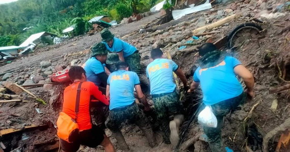 Co najmniej 50 osób zginęło w wyniku powodzi i osuwisk, do jakich od kilku dni dochodzi w różnych częściach Filipin. Katastrofalna sytuacja panuje w prowincji Maguindanao w południowej części wyspy Mindanao, gdzie zeszło masywne osuwisko. Zginęły tam 42 osoby, a służby obawiają się, że pod zwałami błota, drzew i skał pogrzebanych zostało nawet 60 osób.