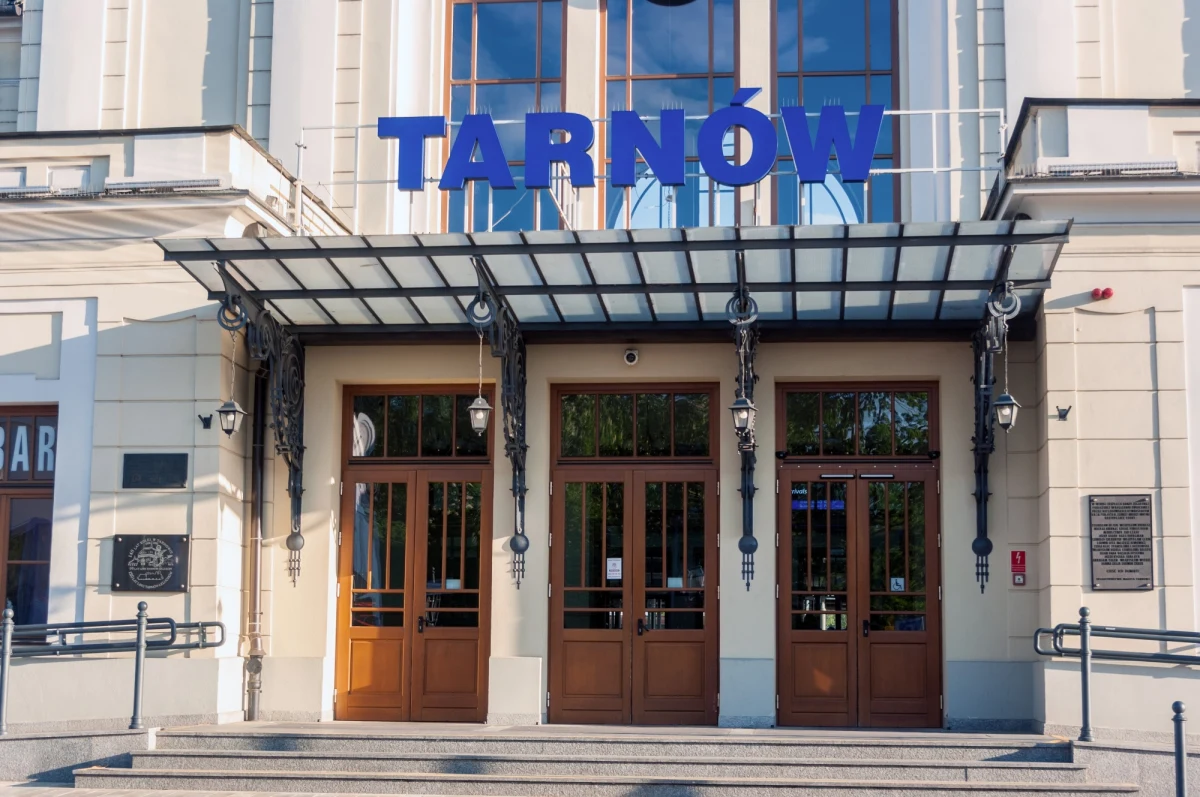 ​Święty Florian z rynku w Wojniczu, będący jedną z wizytówek miasta koło Tarnowa, odzyskał swój dawny blask. Zakończyła się właśnie długo oczekiwana renowacja figury świętego.