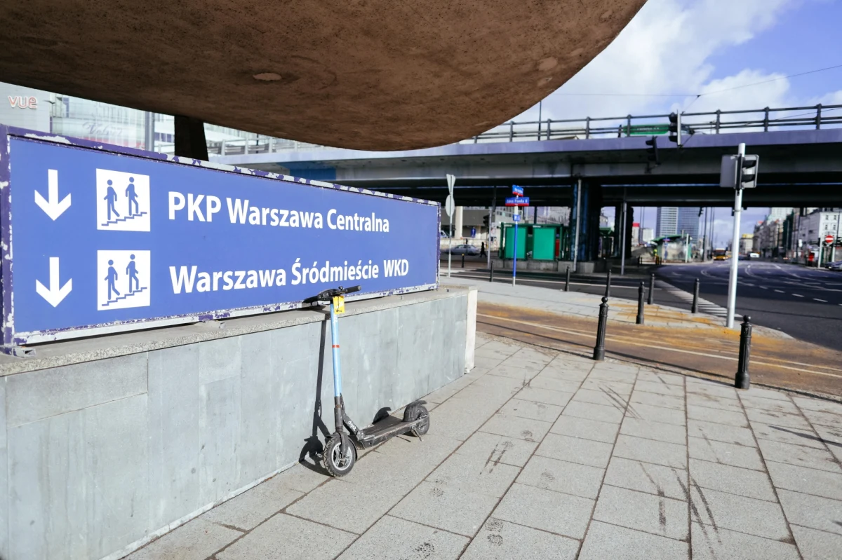 ​W związku z budową drugiego toru na odcinku Grodzisk Maz. Radońska - Podkowa Leśna Główna od 1 listopada wprowadzone zostaną ograniczenia w ruchu pociągów. Zamknięty do odwołania dla obsługi podróżnych będzie przystanek Podkowa Leśna Zachodnia - poinformowała Warszawska Kolei Dojazdowa.