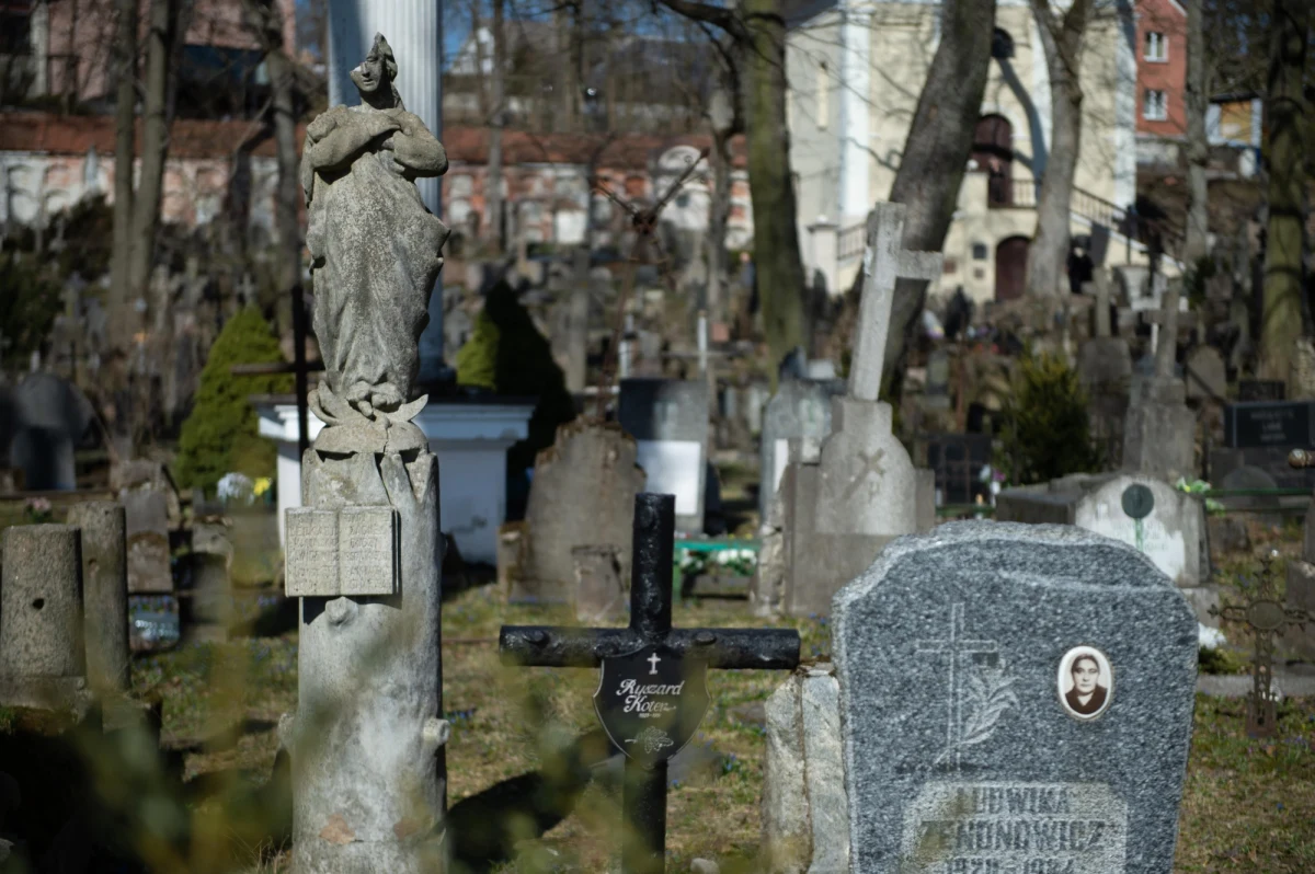 Pomagają zachować pamięć o zmarłych, nie pozwalają zatrzeć ich twarzy w pamięci. Na wielu grobach możemy zobaczyć fotografie. Pojawiły się niemal natychmiast, gdy tylko zaczęto robić zdjęcia. Technika ich wykonywania rozwijała się wraz z postępem w dziedzinie fotografii. 