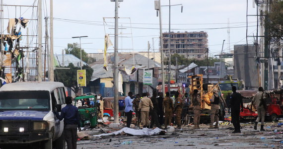 Dwa samochody pułapki wybuchły w sobotę w stolicy Somalii – Mogadiszu. W wyniku zamachów terrorystycznych zginęło co najmniej 100 osób, a niemal 300 zostało rannych. W ocenie władz kraju ataku dokonała islamistyczna bojówka Asz-Szabab - powiadomiła dziś w godzinach porannych agencja AP.