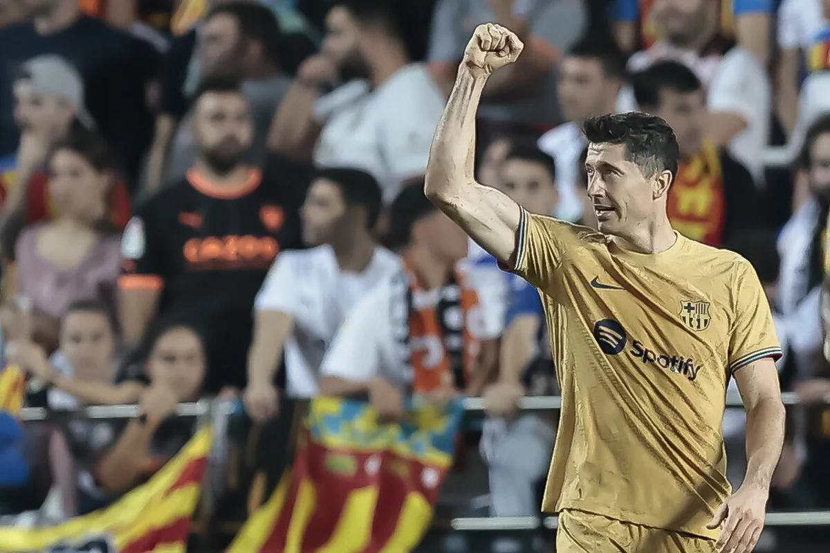 Barcelona wygrała na wyjeździe z Valencią 1:0 w 12. kolejce hiszpańskiej ekstraklasy piłkarskiej. Robert Lewandowski strzelił gola w doliczonym czasie i został bohaterem. Polak z 13 bramkami jest liderem klasyfikacji strzelców.