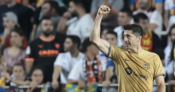 Barcelona wygrała na wyjeździe z Valencią 1:0 w 12. kolejce hiszpańskiej ekstraklasy piłkarskiej. Robert Lewandowski strzelił gola w doliczonym czasie i został bohaterem. Polak z 13 bramkami jest liderem klasyfikacji strzelców.