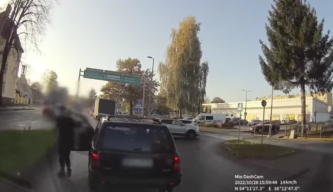 Agresywny kierowca zaatakował mężczyznę. "Coś ci nie pasuje, że se po chodniczku jeżdżę?"