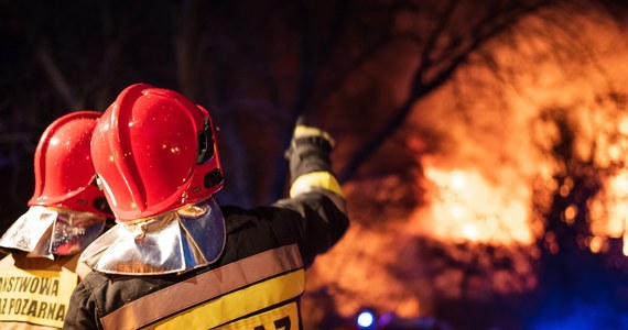 Nieszczelność komina - to najbardziej prawdopodobna przyczyna pożaru schroniska górskiego w Ochotnicy Górnej w Gorcach w Małopolsce. Akademickie Schronisko Górskie "Gorczańska Chata" spłonęło doszczętnie w nocy. Na szczęście wszystkie osoby, które w nim przebywały, zdołały się w porę ewakuować.