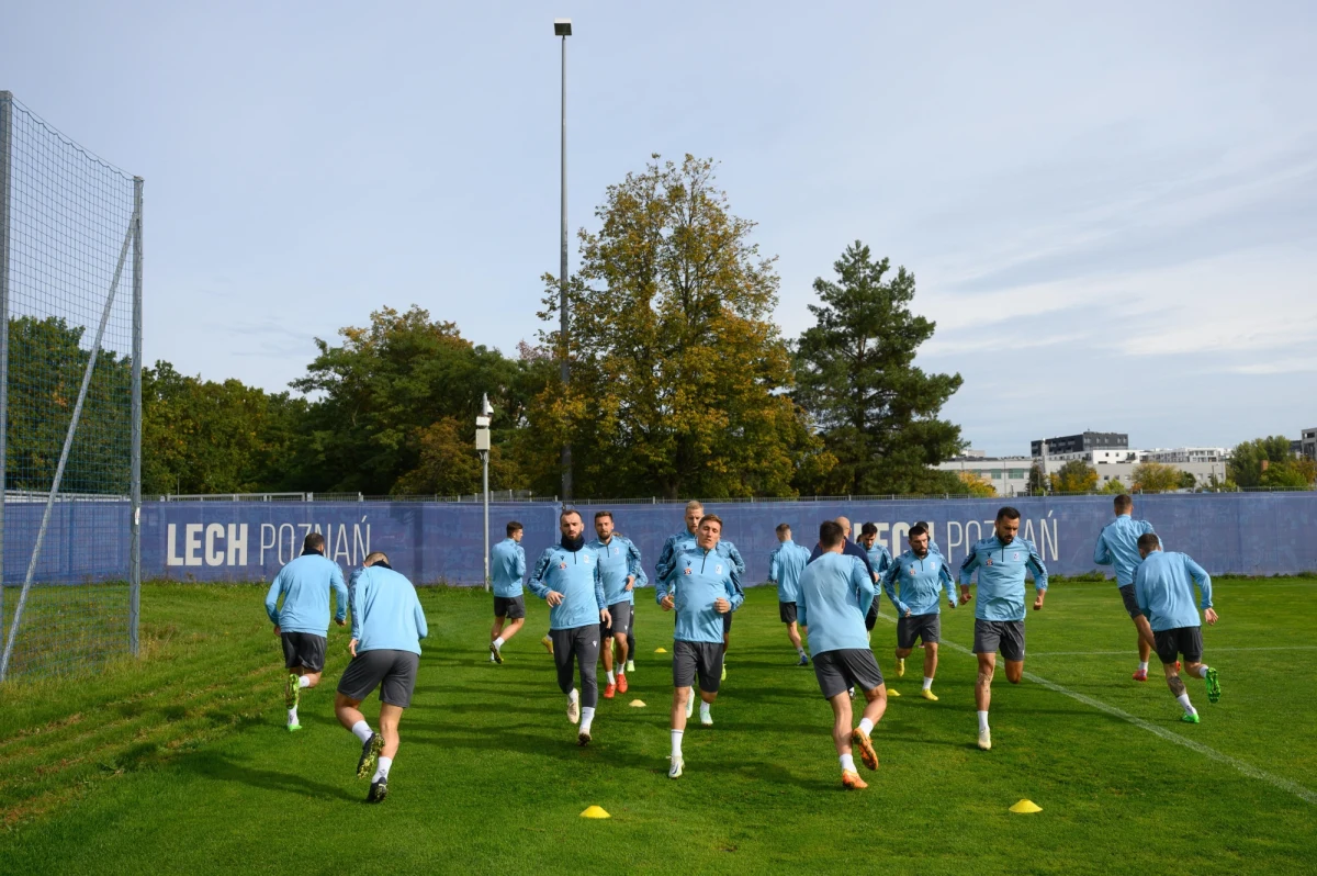 To mecz, który powinien być ozdobą nie tylko tej ligowej kolejki. Na stadionie w Poznaniu spotkają się mistrz Polski i zdobywca krajowego pucharu w poprzednim sezonie. Kolejorz gra ciągle w Lidze Konferencji. Raków z bardzo dobrej strony pokazał się w eliminacjach tych rozgrywek. Wreszcie na murawie spotkają się drużyny, które, jak na nasze krajowe warunki, mają duży potencjał, szeroki, silny skład i chcą walczyć o tytuł mistrzowski. Początek meczu w Poznaniu o 17:30.