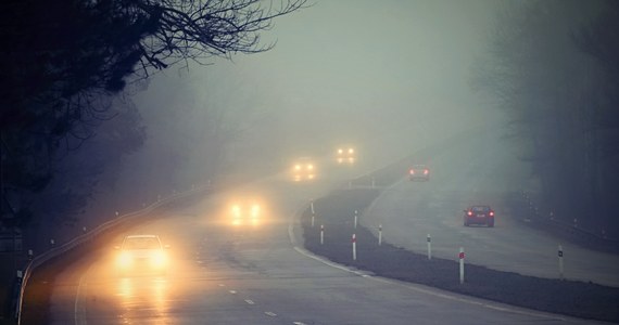Instytut Meteorologii i Gospodarki Wodnej - Państwowy Instytut Badawczy wydał ostrzeżenia pierwszego stopnia przed gęstymi mgłami, które prognozowane są w większości kraju w nocy i w poniedziałkowy poranek.