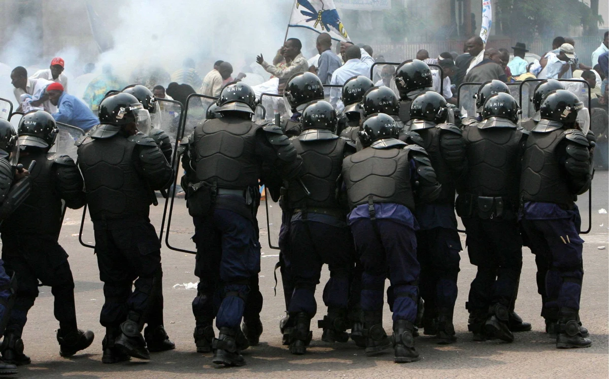 Jedenaście osób zginęło w sobotę podczas koncertu na stadionie Stade des Martyrs w stolicy Demokratycznej Republiki Konga, Kinszasie. Jak poinformowała policja, do tragedii doszło na skutek ścisku. Na trybuny obiektu weszło znacznie więcej osób, niż wynosi dopuszczalny limit. 