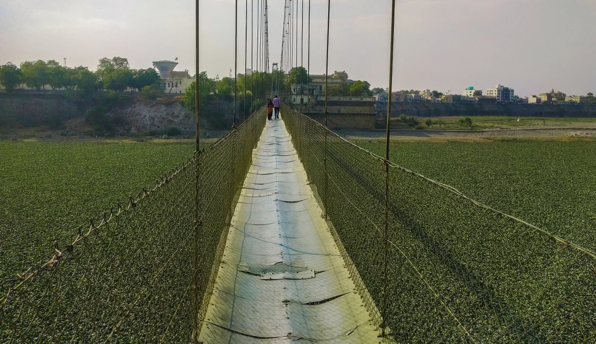 Do 132 wzrosła liczba ofiar śmiertelnych zawalenia się wiszącego mostu na rzece Machhu w mieście Morbi w stanie Gudźarat - poinformował w poniedziałek agencję Reutera przedstawiciel lokalnych władz. Z kolei agencja AFP, powołując się na miejscową policję, pisze, że zginęło co najmniej 130 osób, w tym wiele kobiet i dzieci. Uratowano 130 osób. Władze szacują, że w momencie katastrofy na moście pochodzącym z czasów kolonialnych mogło być nawet od 400 do 500 ludzi.