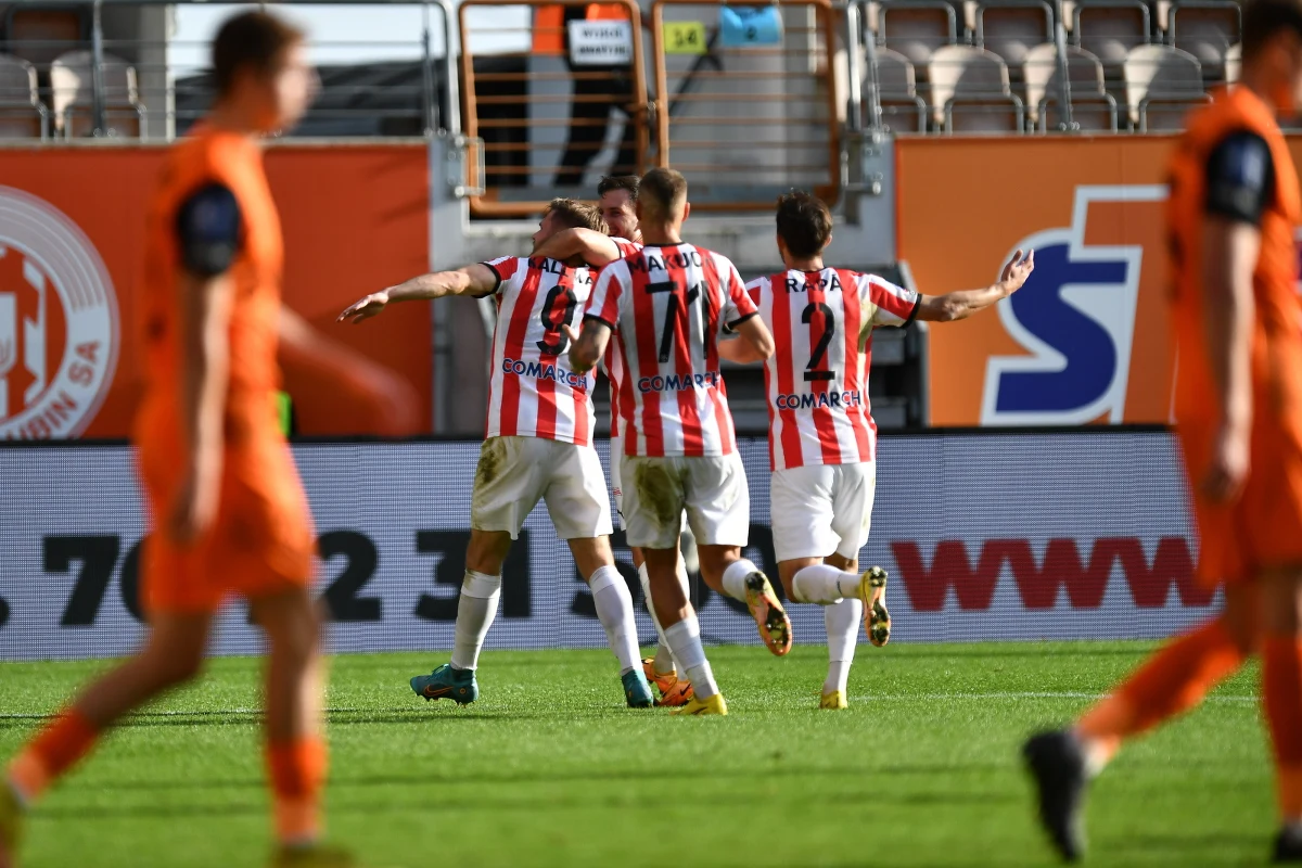 Piłkarze Cracovii po czterech meczach bez zwycięstwa przełamali się i wygrali z Zagłębiem w Lubinie 2:0. Zdobyte trzy punkty pozwoliły podopiecznym Jacka Zielińskiego awansować do górnej części tabeli.