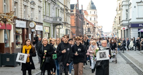 Marsz milczenia przeszedł ulicami Inowrocławia w proteście po śmierci 13-letniej Nadii, która została brutalnie zamordowana. Część uczestników niosła białe róże, znicze i czarno-białe portrety zmarłej.