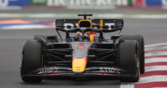 ​Pewny już drugiego z rzędu tytułu Holender Max Verstappen, kierowca teamu Red Bull Racing, wygrał niedzielny wyścig o Grand Prix Meksyku, 20. rundę mistrzostw świata Formuły 1. To jego 14. zwycięstwo w 2022 roku, czym ustanowił rekord wygranych wyścigów w jednym sezonie.