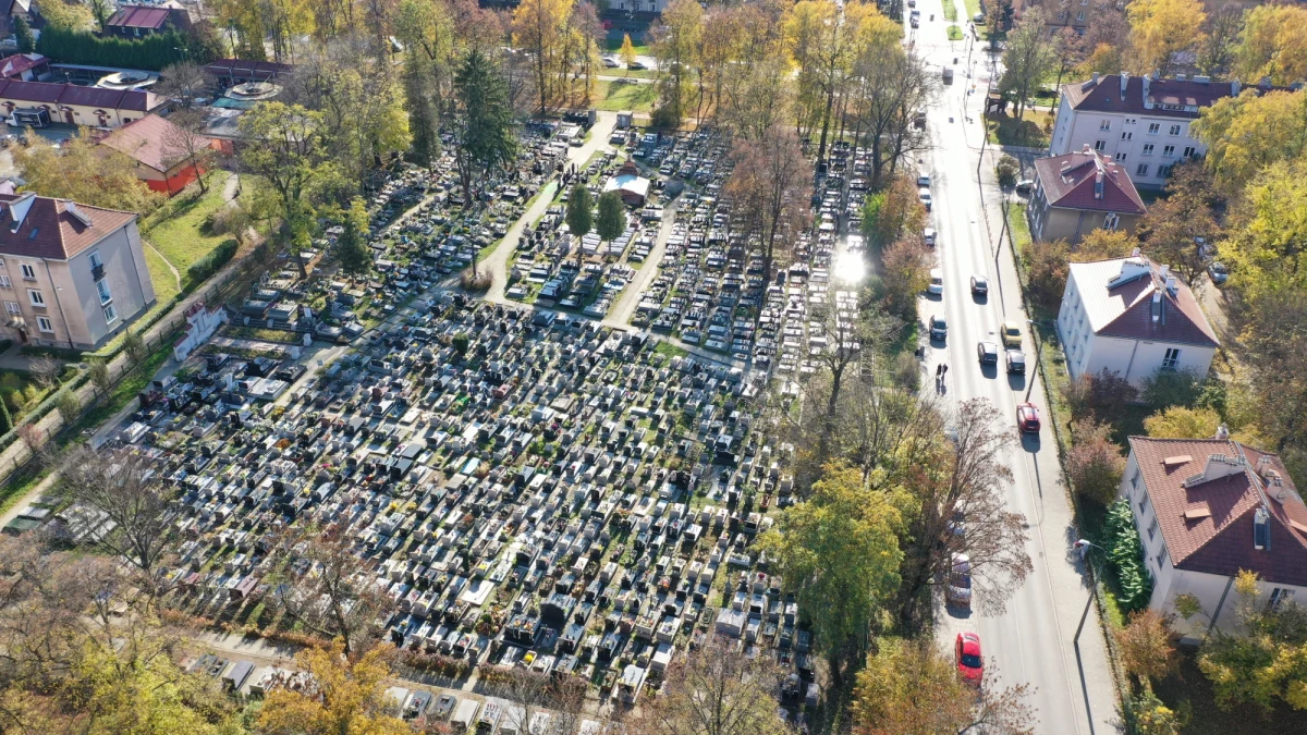 Ludzie przyjeżdżali do pracy w ówczesnej Hucie imienia Lenina. Chcieli zacząć nowe życie. Dostawali mieszkanie. W bloku. Świeżutkie, budynek jeszcze nie był otynkowany. Wchodzą do tych wymarzonych mieszkań M2 i przez okno widzą cmentarz" - tak niewielką nekropolię położoną na terenie najstarszego osiedla w Nowej Hucie - osiedla Wandy - opisuje w rozmowie z naszym dziennikarzem Tomaszem Staniszewskim licencjonowana przewodniczka po Krakowie, Alicja Zioło. 