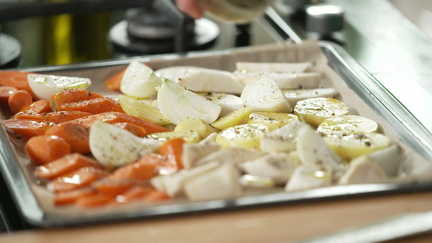 Jesienią warzywa korzeniowe są wyjątkowo smaczne, więc kolejny odcinek „Ewa gotuje” rozpocznie się od przyrządzenia kremu z pieczonych jarzyn. Ale żeby było wyjątkowo, to zupa zostanie podana z prażonymi płatkami oraz karmelizowaną w maśle i miodzie gruszką z dodatkiem papryczki chili. Danie główne to żeberka – najpierw lekko obsmażone, następnie zapieczone w kiszonej kapuście z żurawiną i suszonymi, leśnymi grzybami. Po obiedzie obowiązkowo coś słodkiego – Ewa Wachowicz upiecze niezwykłą drożdżówkę z serem.
