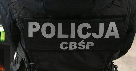 Policjanci z gdańskiego CBŚP zatrzymali 4 mężczyzn w wieku od 24 do 45 lat. Odpowiedzą oni za brutalny atak na 41-latka, do którego doszło w sierpniu 2021 r. w Gdańsku. 