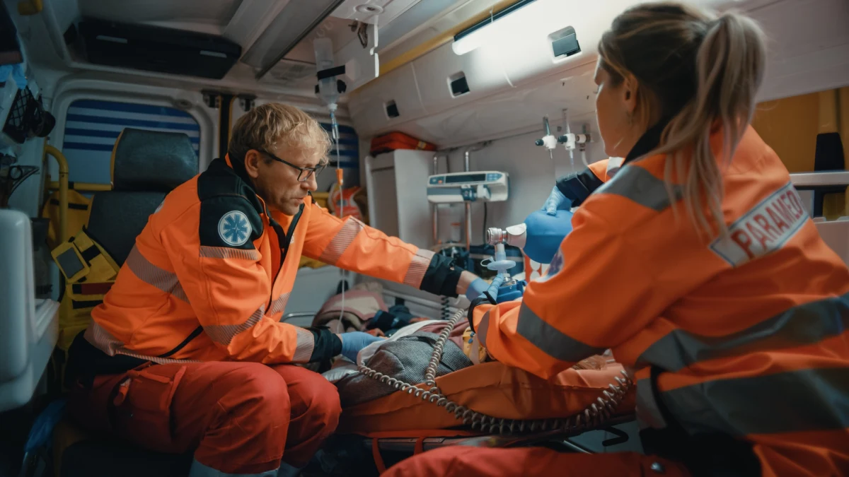 Trzy miesiące spędzi w areszcie 35-latka, która w Sanoku zaatakowała ratowników medycznych. Kobieta obrzuciła ich wyzwiskami, a w pewnym momencie chwyciła nóż i rzuciła go w stronę jednego z mężczyzn. Na szczęście nóż trafił w tablet, którym ratownik zdołał się zasłonić.