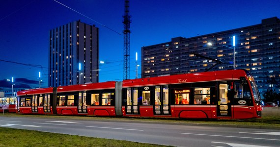 To błąd pracownika ochrony umożliwił 25-latkowi wejście na teren zajezdni i uprowadzenie tramwaju w Katowicach. Takie są ustalenia po analizie nagrań z kamer monitoringu.