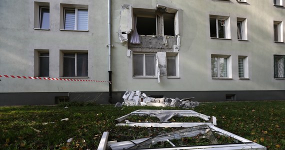 Jedna osoba została ranna po wybuchu w mieszkaniu przy ulicy Konduktorskiej w Warszawie. W lokalu eksplodowała hulajnoga. 