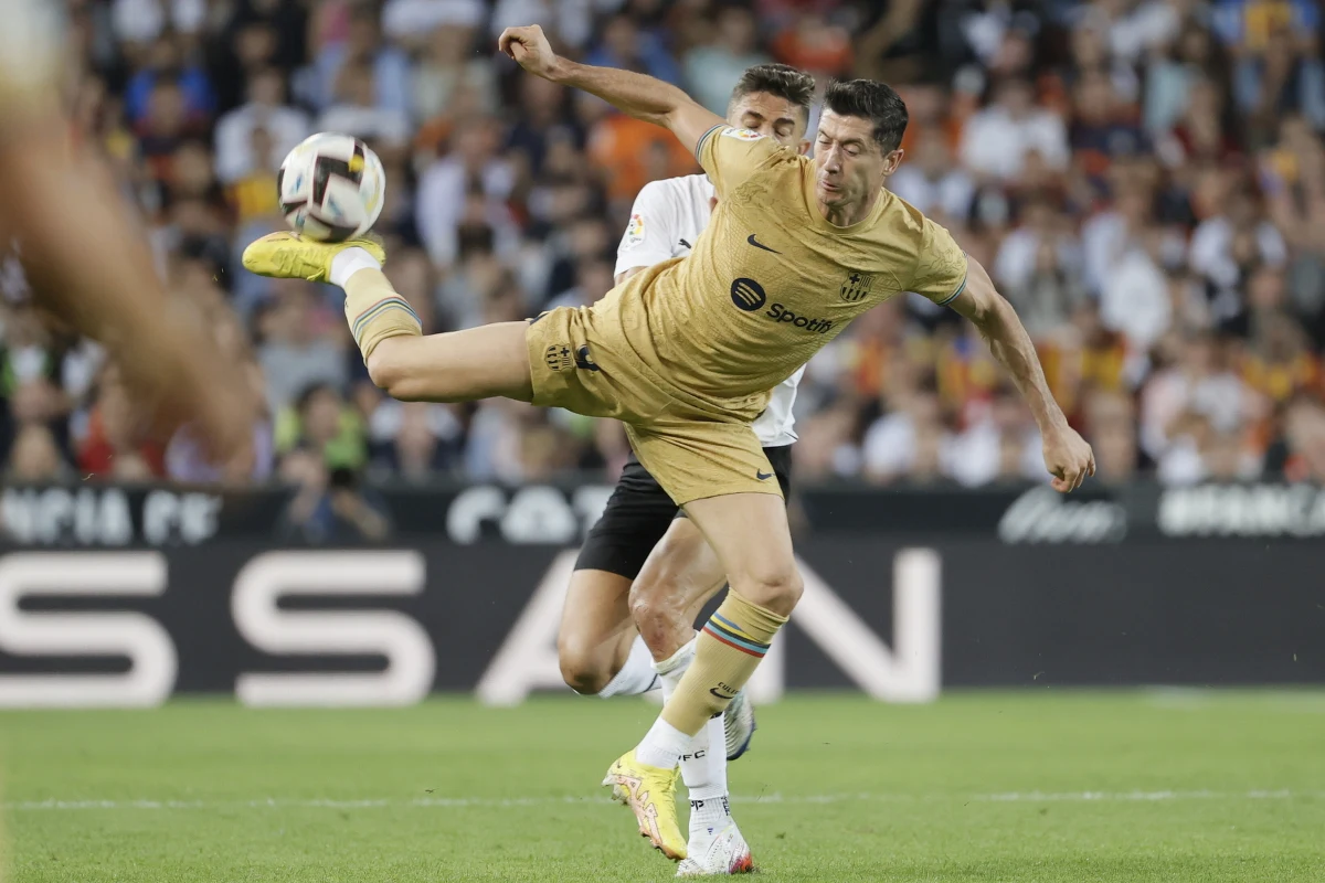 ​Robert Lewandowski nie znalazł się na liście piłkarzy Barcelony powołanych na wtorkowy mecz z Viktorią Pilzno w ostatniej kolejce fazy grupowej Ligi Mistrzów. Powodem nieobecności Polaka jest uraz pleców.