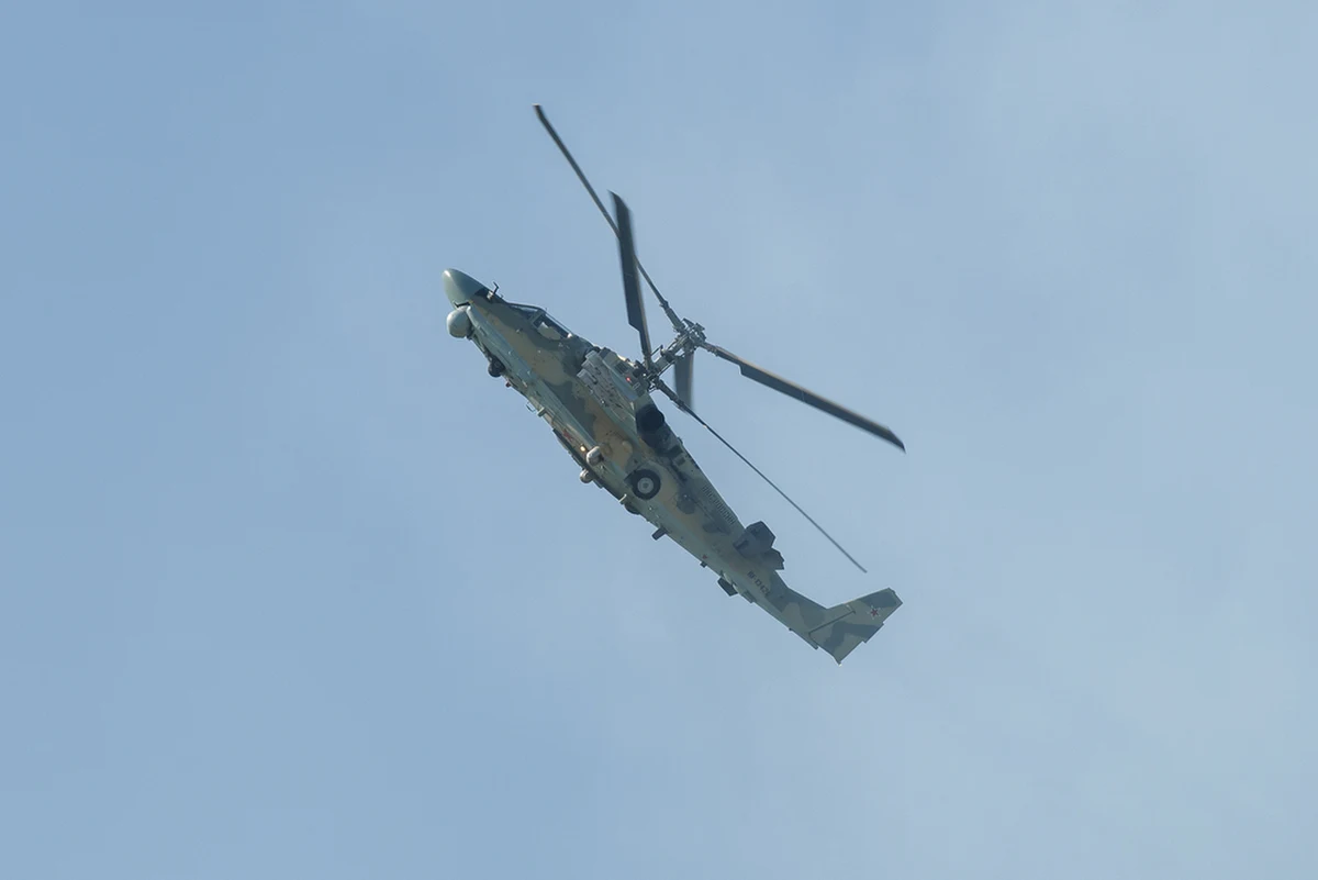 Dwa rosyjskie śmigłowce szturmowe Ka-52 uległy całkowitemu zniszczeniu w wyniku wybuchu na lotnisku wojskowym w obwodzie pskowskim w Rosji. Informację tę przekazał ukraiński wywiad wojskowy (HUR).