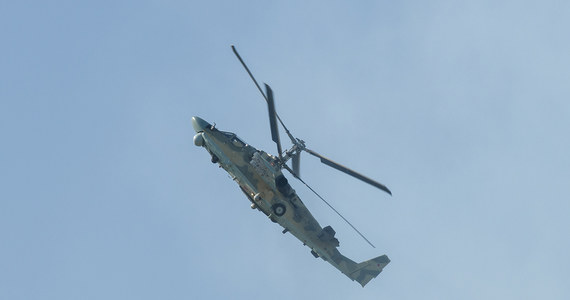 Dwa rosyjskie śmigłowce szturmowe Ka-52 uległy całkowitemu zniszczeniu w wyniku wybuchu na lotnisku wojskowym w obwodzie pskowskim w Rosji. Informację tę przekazał ukraiński wywiad wojskowy (HUR).