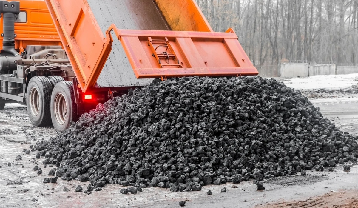 ​Samorząd Stalowej Woli oferuje swoim mieszkańcom kupno węgla w cenie 1850 zł brutto za tonę. Jak podkreślił prezydent miasta Lucjusz Nadbereżny, to efekt współpracy i koordynacji działań samorządu z rządem i spółkami Skarbu Państwa. "Po odliczeniu podatku węglowego, który wynosi tysiąc złotych za tonę, mieszkańcy zapłacą w efekcie 850 zł za tonę węgla" - zauważył.