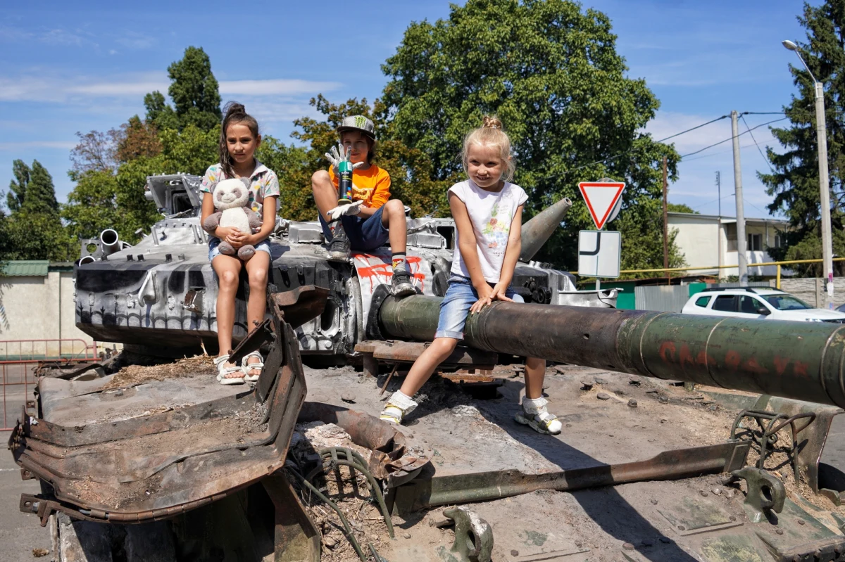 Ukraińscy śledczy ustalili, że Rosjanie deportowali 9400 dzieci z terytorium Ukrainy, co można uznać za zbrodnię wojenną i element ludobójstwa. Niewykluczone, że liczby te są wyższe - poinformował w poniedziałek prokurator generalny Ukrainy Andrij Kostin.