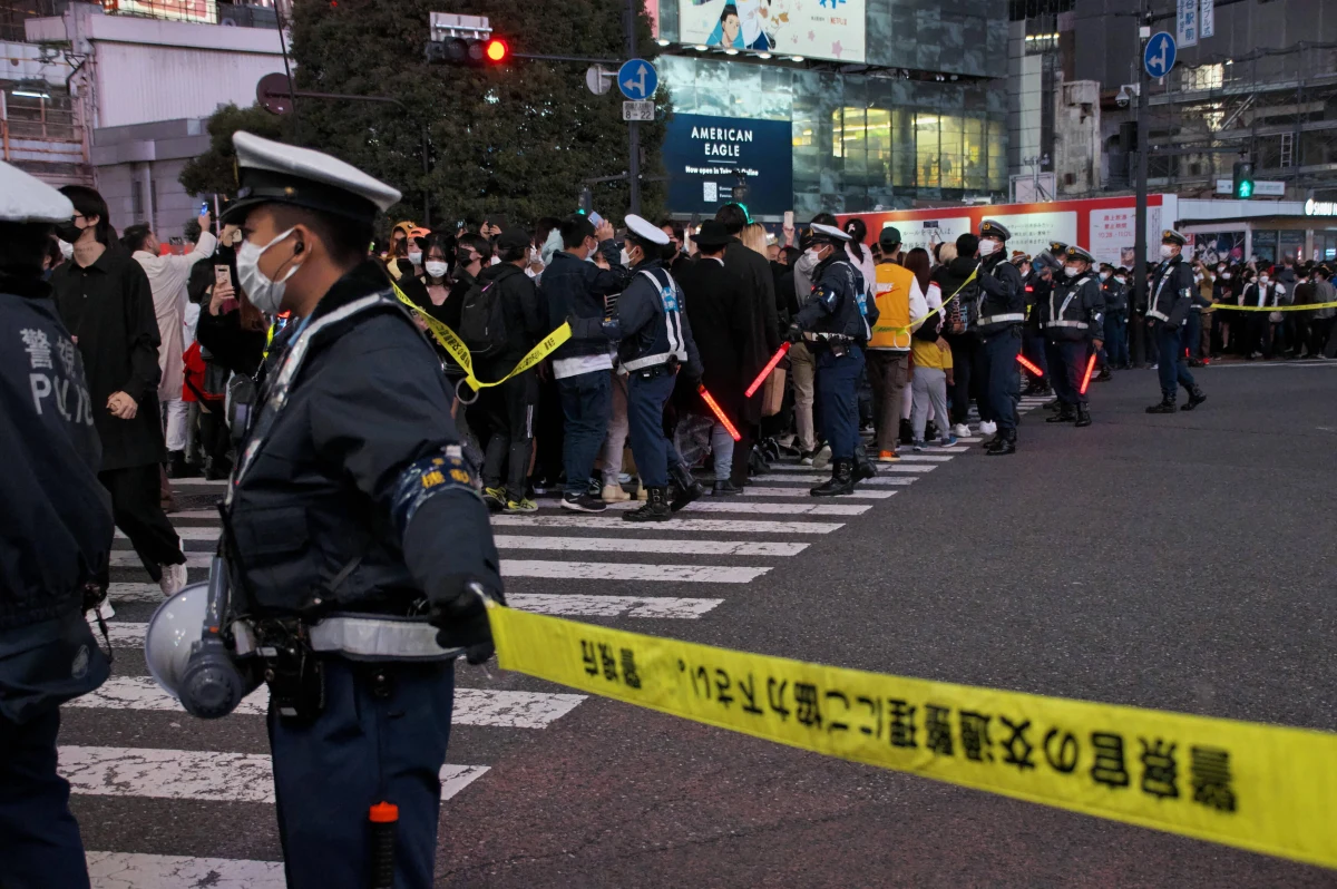Tokijska policja zwiększyła w poniedziałek środki bezpieczeństwa przed imprezami halloweenowymi odbywającymi się w barowej okolicy Shibuya. Ma to zapobiec sytuacji, jaka wydarzyła się w Seulu w Korei Południowej. Z powodu wybuchu paniki w czasie Halloween, w tłumie zginęły 154 osoby.
