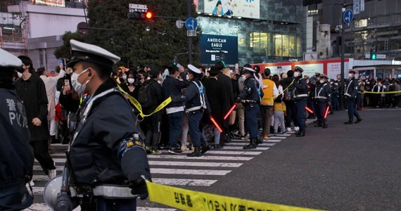 Tokijska policja zwiększyła w poniedziałek środki bezpieczeństwa przed imprezami halloweenowymi odbywającymi się w barowej okolicy Shibuya. Ma to zapobiec sytuacji, jaka wydarzyła się w Seulu w Korei Południowej. Z powodu wybuchu paniki w czasie Halloween, w tłumie zginęły 154 osoby.
