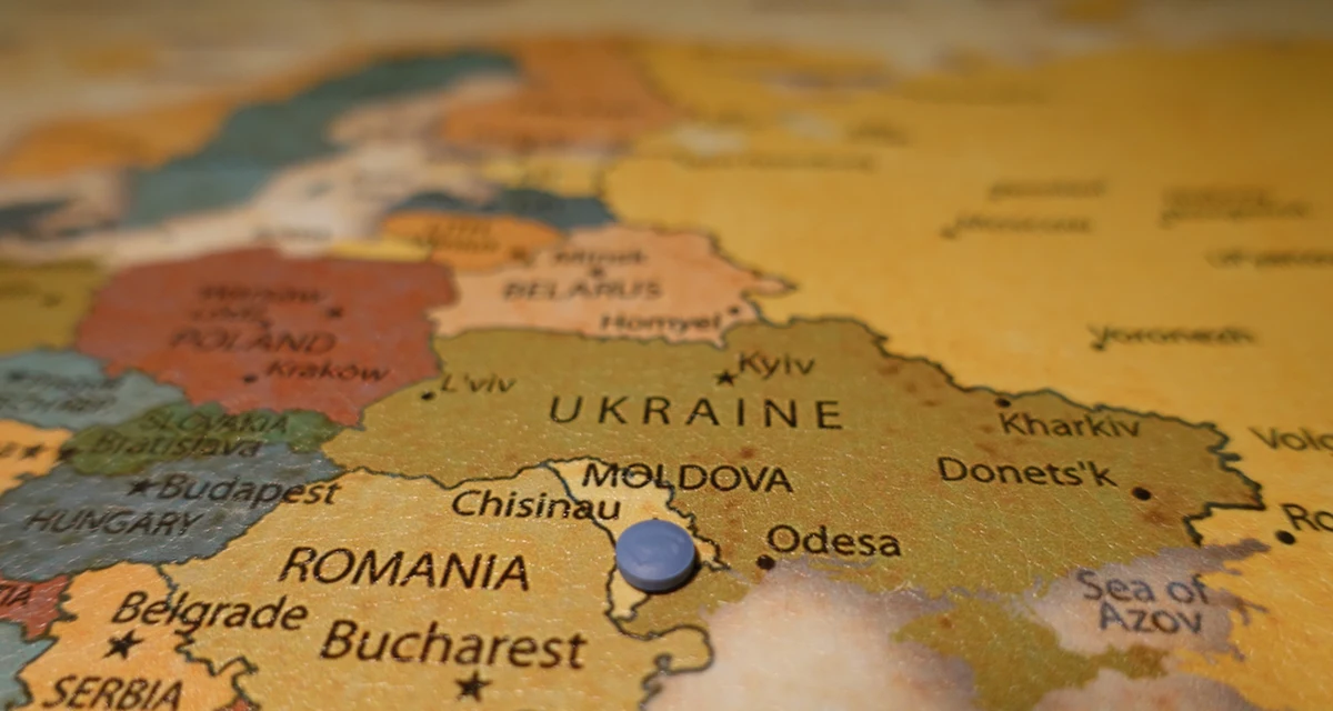 Ministerstwo spraw zagranicznych Mołdawii poinformowało w poniedziałek, że uznało przedstawiciela rosyjskiej ambasady w Kiszyniowie za "persona non grata" po tym, jak odłamki rosyjskiej rakiety spadły na terytorium Mołdawii. Pocisk rakietowy był wystrzelony przez rosyjskie siły zbrojne w kierunku Ukrainy.