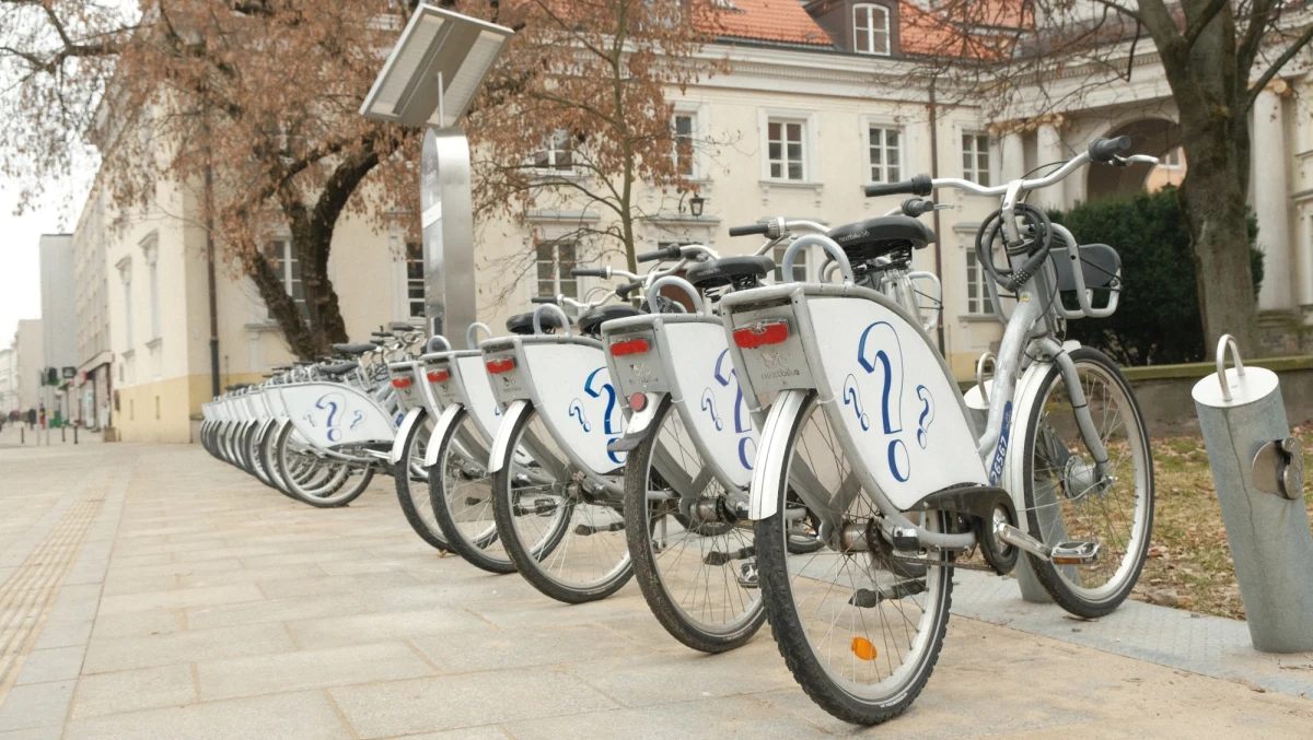Urząd Miasta Lublin podał, że w minionym sezonie mieszkańcy i turyści skorzystali blisko 210 tysięcy razy z Lubelskiego Roweru Miejskiego. Poniedziałek to ostatni dzień działania systemu w 2022 roku.