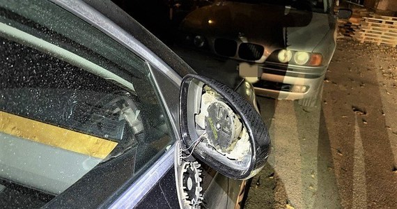 Policjanci z Oławy zatrzymali 25-latka, który uszkodził pięć samochodów: wyrywał lusterka i zarysował lakier. W momencie zatrzymania mężczyzna miał ponad 1,8 promila alkoholu w organizmie. Za niszczenie mienia grozi mu do 5 lat pozbawienia wolności.

