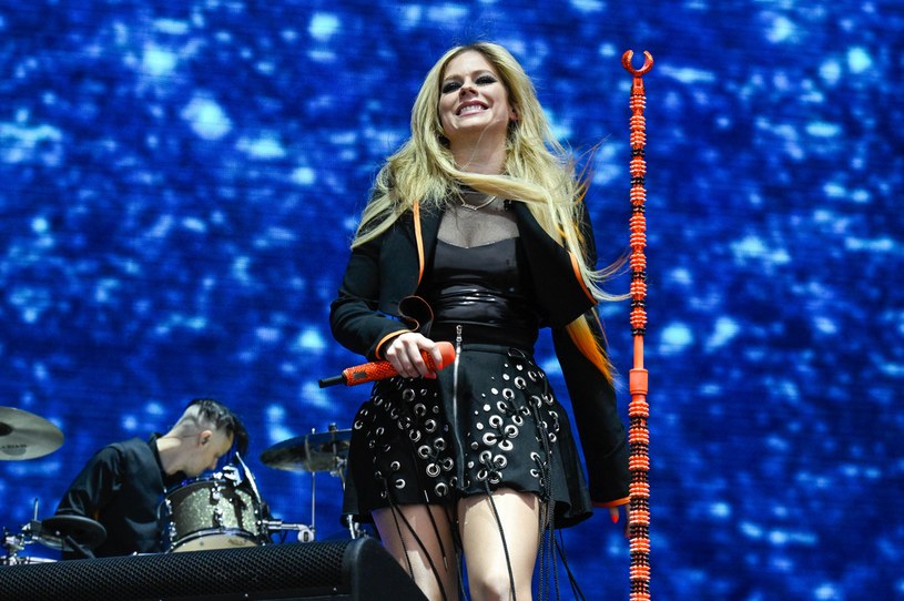 Avril Lavigne podzieliła się na swoim Instagramie niezwykłym nagraniem. Gwiazda przeszła pewną spontaniczną metamorfozę. Inny wokalista, Yungblud, obciął jej włosy w toalecie! Jest to element promocji nowego utworu, który jest efektem współpracy tej dwójki.