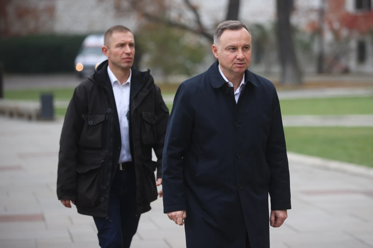Andrzej Duda, który był dzisiaj w Krakowie, zapewnił dziennikarzy, że podpisze ustawę o dystrybucji węgla przez samorządy "jak najszybciej". "Dosłownie w najbliższych godzinach, bo to jest kwestia powrotu do pracy biurowej w Warszawie" - wskazał prezydent.