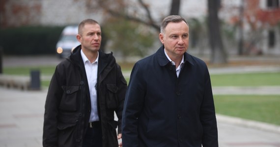 Andrzej Duda, który był dzisiaj w Krakowie, zapewnił dziennikarzy, że podpisze ustawę o dystrybucji węgla przez samorządy "jak najszybciej". "Dosłownie w najbliższych godzinach, bo to jest kwestia powrotu do pracy biurowej w Warszawie" - wskazał prezydent.