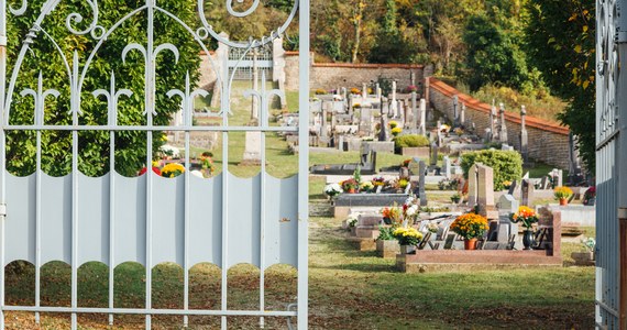 Projekt ustawy o cmentarzach przewiduje nowe zasady likwidacji grobów. Będą one jednakowe dla grobów ziemnych i murowanych. "Ważną zmianą będzie dostępność informacji o opłaceniu grobu oraz możliwym terminie likwidacji" - wyjaśnił pełnomocnik premiera ds. ochrony miejsc pamięci Wojciech Labuda.