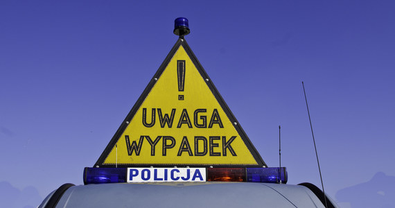 Na autostradzie A1 między Radomskiem a Kamieńskiem w województwie łódzkim doszło do zderzenia samochodu osobowego z ciężarówką. W wypadku zginęła jedna osoba, a kolejna została ranna. Trasa przez jakiś czas była zablokowana w stronę Łodzi i Gdańska.