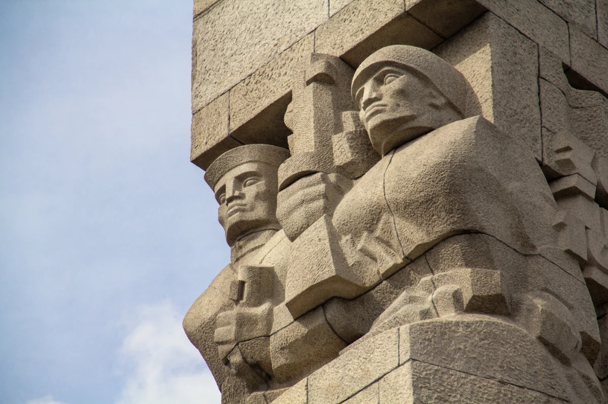 Muzeum II Wojny Światowej w Gdańsku zaprezentowało dzisiaj najcenniejsze eksponaty odnalezione w tym roku przez archeologów na Westerplatte. To efekty kolejnego, dziewiątego już etapu prowadzonych tam badań. W piątek planowany jest uroczysty pogrzeb szczątków obrońców Westerplatte.