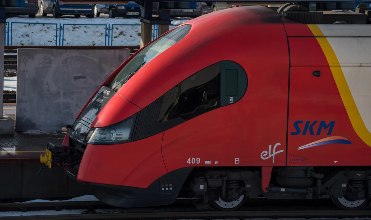 Dobra wiadomość dla mieszkańców Nieporętu, Dąbkowizny i Radzymina w województwie mazowieckim. W związku z zakończeniem budowy wiaduktu kolejowego w Wieliszewie, od środy na tory, w dni powszednie, wrócą pociągu linii S3 na odcinku Wieliszew - Radzymin.