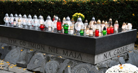 Duchowni reprezentujący osiem religii i wyznań uczcili wspólną modlitwą pamięć zmarłych gdańszczan. Zorganizowane w Dzień Wszystkich Świętych ekumeniczne spotkanie odbyło się na Cmentarzu Nieistniejących Cmentarzy w Gdańsku.

