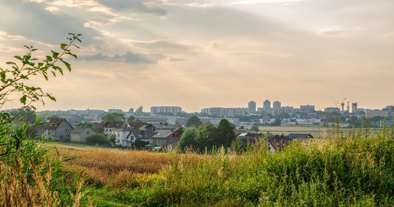 Tychy, jak podkreślają miejscowi samorządowcy, są postrzegane jako zielone miasto. Chcą, by ta opinia została utrzymana, stąd zamówienie zaprojektowania "HUB-u Zielonej Gospodarki" - miejsca dla firm zajmujących się szeroko pojętą ekologią i zielonymi technologiami. Miasto chce, aby inwestycję w niezagospodarowanej dotąd części Zespołu Szkół Municypalnych wsparły środki Funduszu Sprawiedliwej Transformacji.