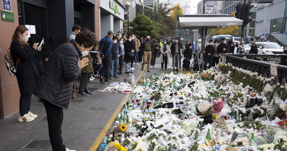 ​Policja dostawała zgłoszenia o chaosie i niebezpiecznym nasileniu się tłumu w barowej dzielnicy Seulu już prawie cztery godziny przed wybuchem paniki, w wyniku którego zginęło 156 osób - przyznał we wtorek szef południowokoreańskiej policji Jun Hi Keun.
