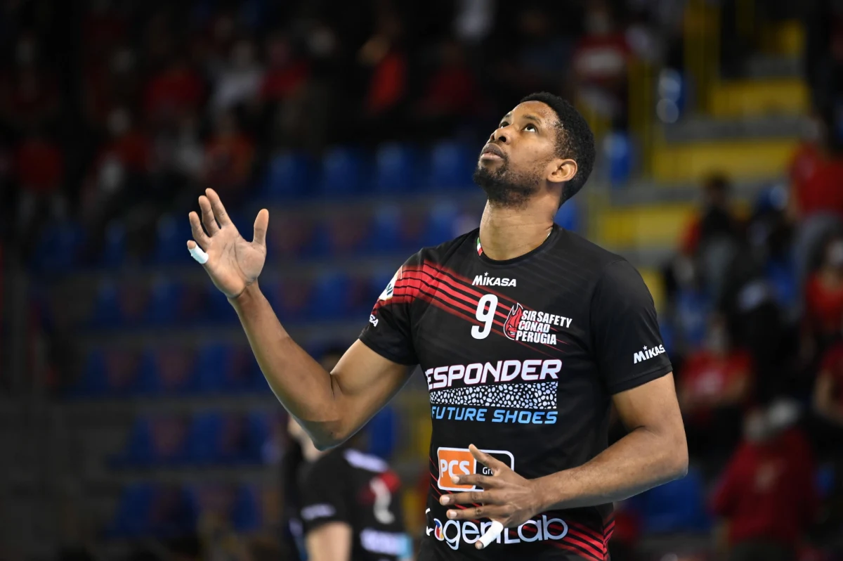 Wilfredo Leon miał koszmarny wypadek podczas meczu o Superpuchar Włoch. Siatkarz reprezentacji Polski po uderzeniu głową o podłoże na kilka minut stracił przytomność. Na szczęście zdołał wstać o własnych siłach.