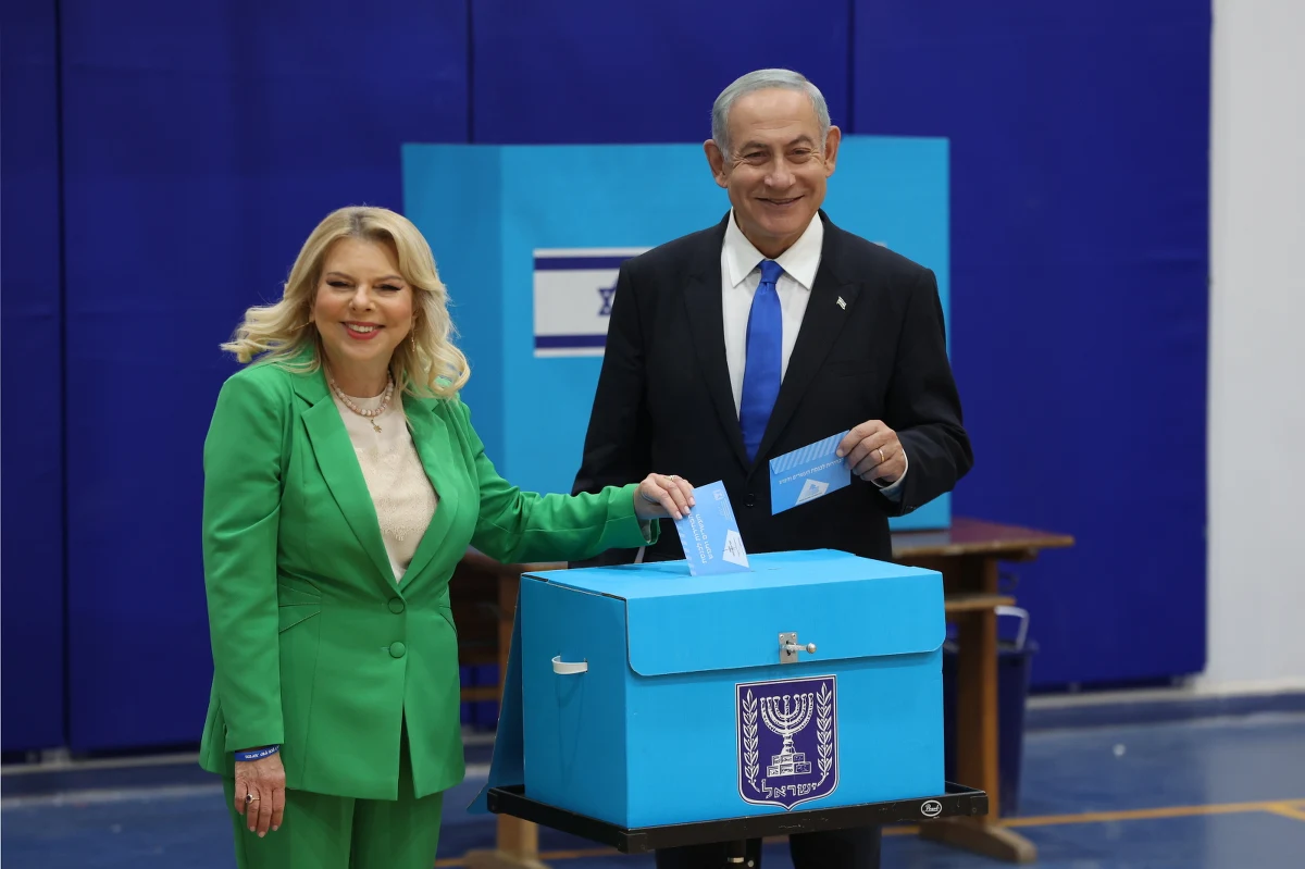 Partia Likud byłego premiera Benjamina Netanjahu wygrała wtorkowe wybory parlamentarne w Izraelu - wynika w sondaży exit poll. 