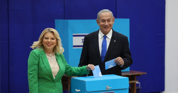 Partia Likud byłego premiera Benjamina Netanjahu wygrała wtorkowe wybory parlamentarne w Izraelu - wynika w sondaży exit poll. 