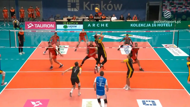 Skrót meczu 7. kolejki PlusLigi Barkom Każany Lwów – PGE Skra Bełchatów 3:2 (22:25, 25:23, 25:23, 16:25, 15:13). Pierwsze zwycięstwo beniaminka ze Lwowa w PlusLidze.

