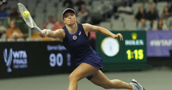 Najwyżej rozstawiona w rankingu Iga Świątek wygrała z rosyjską tenisistką Darią Kasatkiną (8.) 6:2, 6:3 w swoim pierwszym meczu grupowym w turnieju WTA Finals w amerykańskim Fort Worth. Spotkanie trwało godzinę i 22 minuty. To był piąty w tym roku mecz między tymi zawodniczkami i piąte zwycięstwo Świątek.