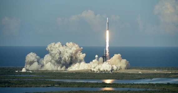 W przestrzeń kosmiczną wzbiła się superciężka rakieta nośna Falcon Heavy firmy SpaceX. Wystartowała w tajnej misji sił zbrojnych USA we wtorek o godz. 9.41 miejscowego czasu z Centrum Kosmicznego Johna F. Kennedy’ego NASA na Florydzie.
