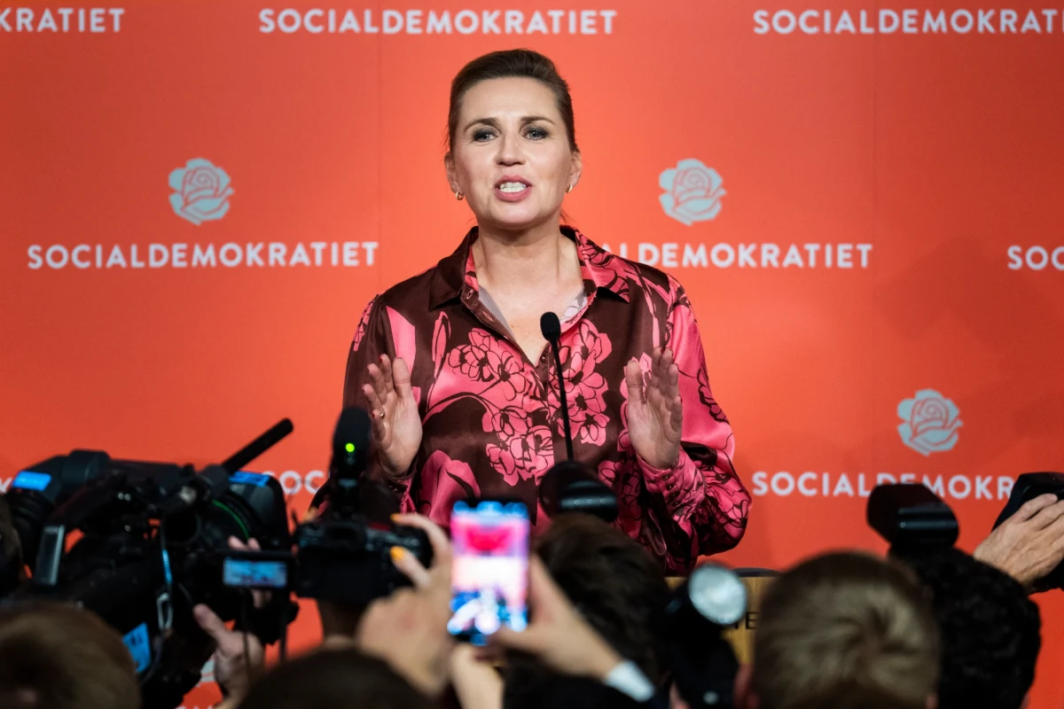 Socjaldemokratyczna premier Danii Mette Frederiksen po wygraniu przez jej ugrupowanie wyborów parlamentarnych zapowiedziała stworzenie nowego, "szerokiego" rządu, wbrew dotychczasowemu podziałowi na lewicę i prawicę. Jednocześnie poinformowała, że zrezygnuje ze stanowiska premiera. Partia Socjaldemokratyczna zdobyła poparcie 27,5 proc. (wzrost o 1,6 pkt. proc.) oraz 50 mandatów (o dwa więcej niż w 2019 roku). Wraz z czterema innymi partiami lewicowymi może liczyć na 87 mandatów. 